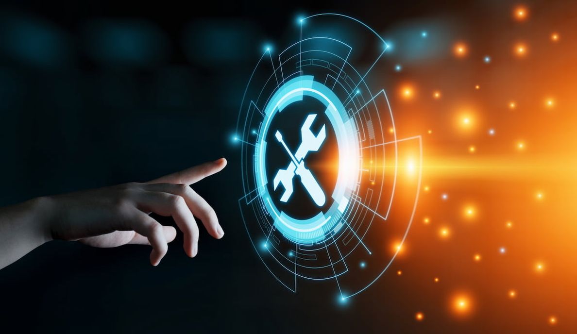 Hand benutzt Schraubenschlüssel auf digitaler Oberfläche